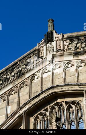 Repariertes Mauerwerk an der Außenseite der Beauchamp Chapel, St. Mary`s Church, Warwick, Warwickshire, England, Großbritannien Stockfoto